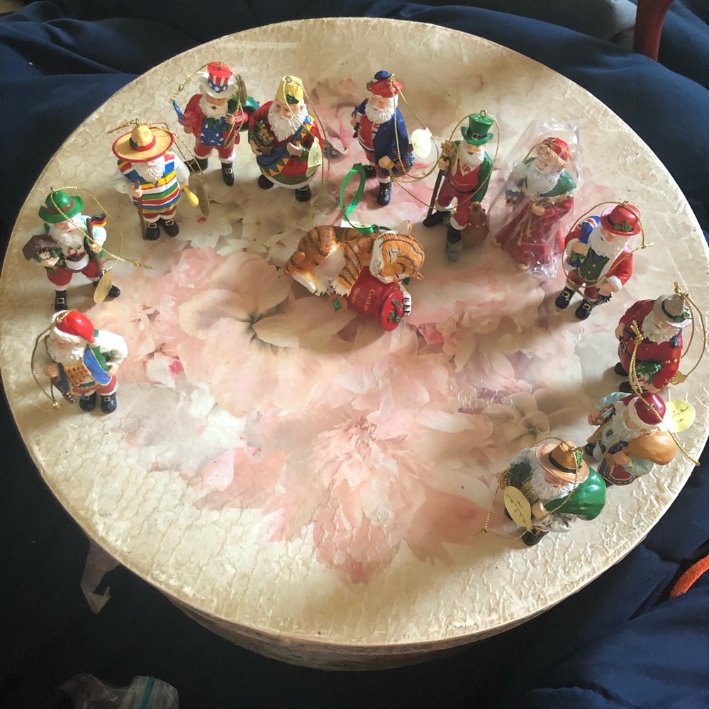 Danbury mint 13 Santa’s from around the world with bonus ornament